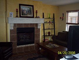 Beautiful 2 Bdrm + 2 Bath Townhome in Chicago, IL (Photo 2 of 4)
