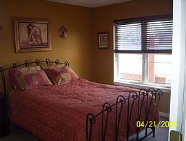 Beautiful 2 Bdrm + 2 Bath Townhome in Chicago, IL (Photo 3 of 4)