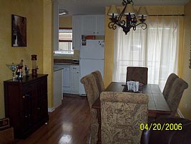 Beautiful 2 Bdrm + 2 Bath Townhome in Chicago, IL (Photo 4 of 4)