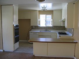 Spacious 3+2  house w/pool  in Winnetka, CA (Photo 2 of 6)