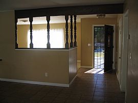 Spacious 3+2  house w/pool  in Winnetka, CA (Photo 3 of 6)