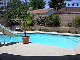 Spacious 3+2  house w/pool  in Winnetka, CA