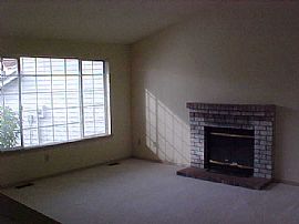 Lovely home on cul de sac in Kennydale, WA (Photo 3 of 6)