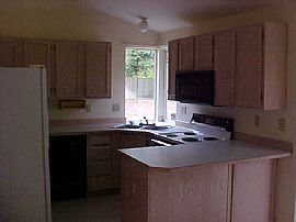 Lovely home on cul de sac in Kennydale, WA (Photo 4 of 6)