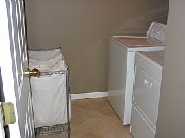 VERY CLEAN, BRIGHT TOWNHOUSE 3BDRM in Kent, WA (Photo 4 of 6)