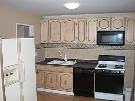 4 bedroom 2 bath home in Round Lake Beach, IL (Photo 2 of 5)