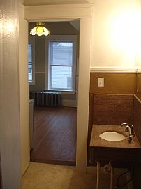 TREMONT 1 br up 600 sq ft hdwd, ceramic in Cleveland, OH (Photo 3 of 6)