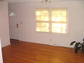 KUMED Duplex Spacious Remodeled Garage  in Kansas City, MO (Photo 4 of 4)