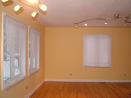 3BR Townhouse for rent in Deerfield, IL (Photo 2 of 4)