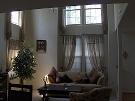 Spacious Townhouse for Rent in Yorktown, VA (Photo 2 of 5)