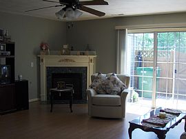 Spacious Townhouse for Rent in Yorktown, VA (Photo 4 of 5)