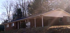 Adorable 3 Bedroom Home - Stay Close to Town in Franklin, NC