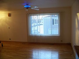 BEAUTIFUL TOWNHOUSE 2BR/1BA 1CAR GARAGE in Prospect Heights, IL (Photo 2 of 6)