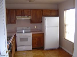 Less than 2 miles to UNF- Students WELCO in Jacksonville, FL (Photo 2 of 6)