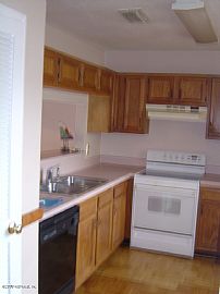 Less than 2 miles to UNF- Students WELCO in Jacksonville, FL (Photo 3 of 6)