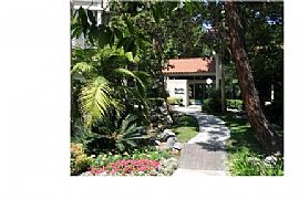 Downstairs Apartment with Enclosed Patio in Fountain Valley, CA (Photo 4 of 11)