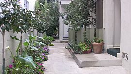 Charming Apt with Balcony in Los Angeles, CA (Photo 6 of 6)