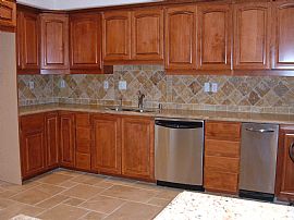 1 MONTH FREE!! 2+2+DEN IN PRIME LOCATION in Pacific Palisades, CA (Photo 2 of 4)