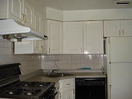 $1800/3BR/AVAILABLE IMMEDIATELY??? in Oakland Gardens, NY (Photo 1 of 4)