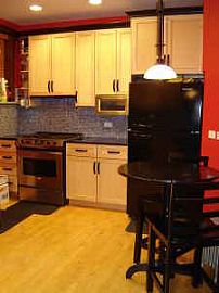 HUGE APT * FREE HEAT * DOG FRIENDLY in Chicago, IL (Photo 2 of 3)