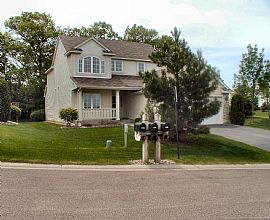 Stunning Home with Vaulted Ceilings in Inver Grove Heights, MN (Photo 3 of 5)