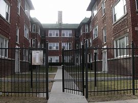 2 bedroom condo with luxurious amenities in Chicago, IL (Photo 3 of 5)