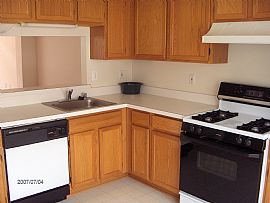 1996 Townhouse for rent in Fairfax, VA (Photo 2 of 6)