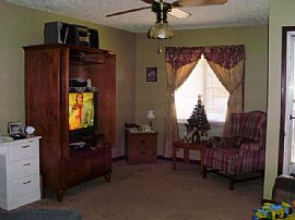 Great location! 3 or 4 bed/1 bath  in Gainesville, GA (Photo 3 of 5)