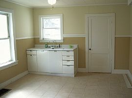 Cute 2 bedroom with garage in Ottawa, IL (Photo 2 of 5)