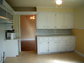 Cute 2 bedroom with garage in Ottawa, IL (Photo 3 of 5)
