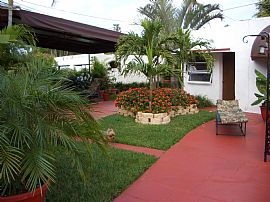 Super neat cottage in West Palm Beach, FL (Photo 2 of 2)