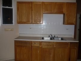 Spacious 3 Bedroom Aparment! A Must See! in Chicago, IL (Photo 3 of 5)