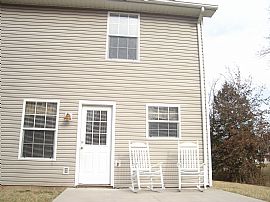 Spacious Townhouse with Extras in Columbia, MO (Photo 2 of 6)