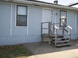 2 BEDROOM TOWN HOME IN PARKVILLE - MOVE  in Parkville, MO