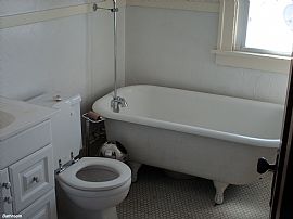 Nice 2 Bedroom Upstairs Shaker Heights. in Shaker Heights, OH (Photo 5 of 5)