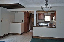 Nice 2 Bedreoom Duplex in Wyandotte, MI (Photo 4 of 5)