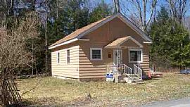 Quiet Cabin on Road Surrounded by Woods in Beach Lake, PA