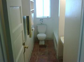 Beautiful Spacious 1300 SQ Ft Duplex in Oakland, CA (Photo 4 of 6)