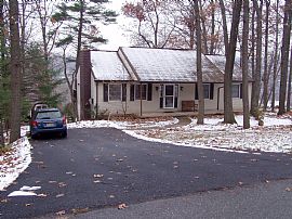 Lovely, Spacious Lake View House in Auburn, PA
