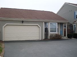 Clean, Beautiful Townhouse in Marengo, IL (Photo 4 of 6)