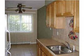 1 BR Condo Apt w sm den, w/assg parking  in Freehold, NJ (Photo 2 of 4)