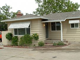 Gorgeous - Rarely Available Duplex in Sacramento, CA (Photo 3 of 6)