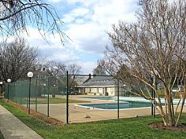 Commuter's Dream!  Updated TH 2BR+DEN in Arlington, VA (Photo 2 of 4)