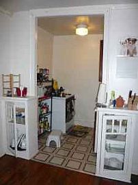 Spacious 1 BR, $700/month, Available Now in Rogers Park, IL (Photo 2 of 2)