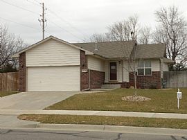 Huge 3 Bedroom Duplex Home with Fireplace and Patio in Bel Aire, KS