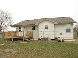 Huge 3 Bedroom Duplex Home with Fireplace and Patio in Bel Aire, KS (Photo 2 of 11)