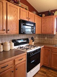 Huge 3 Bedroom Duplex Home with Fireplace and Patio in Bel Aire, KS (Photo 3 of 11)