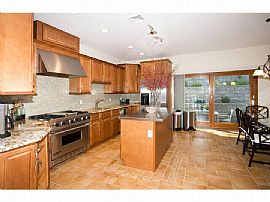 Unique Custom Townhome in Edgewater, NJ (Photo 3 of 6)