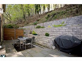 Unique Custom Townhome in Edgewater, NJ (Photo 4 of 6)