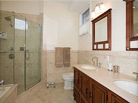 Unique Custom Townhome in Edgewater, NJ (Photo 6 of 6)